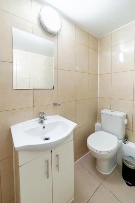 2 Bedroom Apartment לונדון מראה חיצוני תמונה